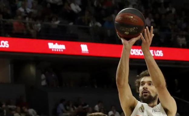 Sergio Llull lanza a canasta ante el Valencia Basket.
