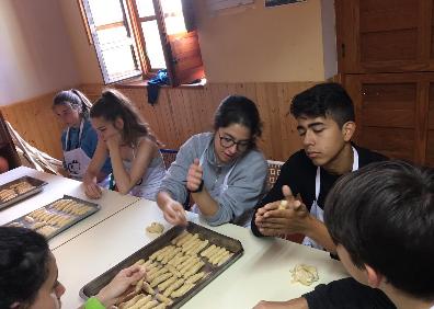 Imagen secundaria 1 - Actividades en el pueblo, con una de las casas ya rehabilitadas usada por los estudiantes. 