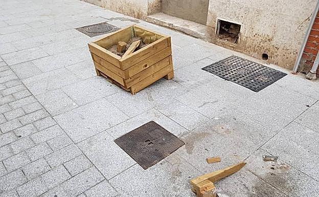 Jardinera sin árbol y rota.