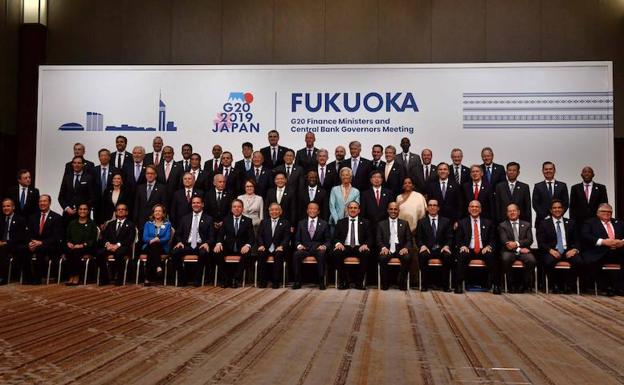 Fotografía de familia de los asistentes a la reunión del G20 en Fukuoka (Japón).