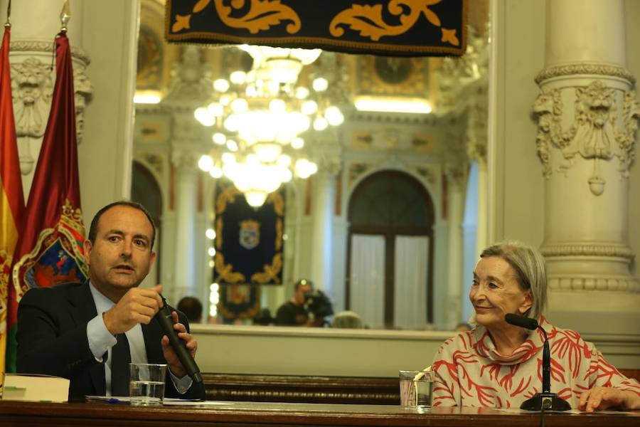 La actriz Nuria Espert y la sobrina del poeta Federico García Lorca, Laura García Lorca, en la primera jornada del ciclo '92 años de la Generación del 27', un acto de organizado por la Fundación Manuel Alcántara en colaboración con la Fundación Cajasol.