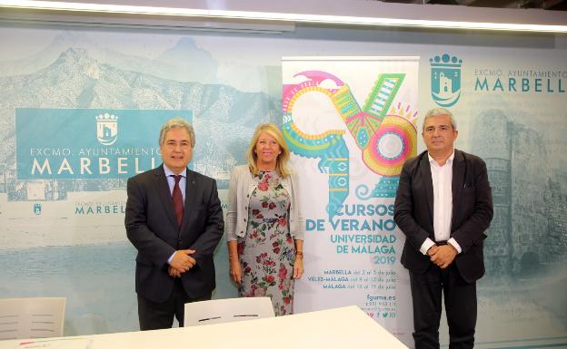 Juan Antonio García Galindo, Ángeles Muñoz y Diego Vera, en la presentación de los cursos. 