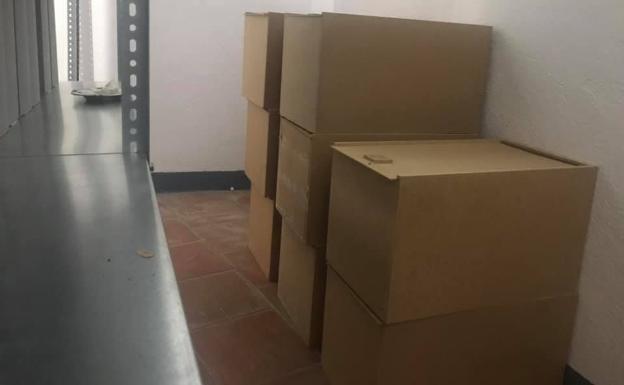 Imagen de las cajas con los restos encontrados en la fosa común. 