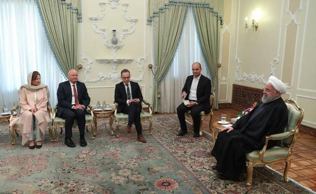 El presidente iraní, Hassan Rouhani (dcha.) junto a los miembros de la delegación alemana encabezada con el titular de Exteriores germano, Heiko Maas.