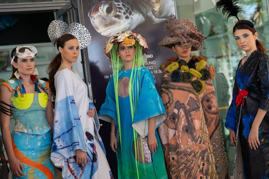 Uno de los laterales del Aula del Mar se ha convertido en una improvisada pasarela de moda por la que han desfilado una decena de creaciones impulsadas por Manu Fernández, presidente de Fashion Art, y el artista plástico submarino Alfonso Cruz