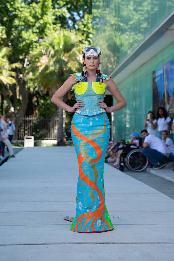 Uno de los laterales del Aula del Mar se ha convertido en una improvisada pasarela de moda por la que han desfilado una decena de creaciones impulsadas por Manu Fernández, presidente de Fashion Art, y el artista plástico submarino Alfonso Cruz