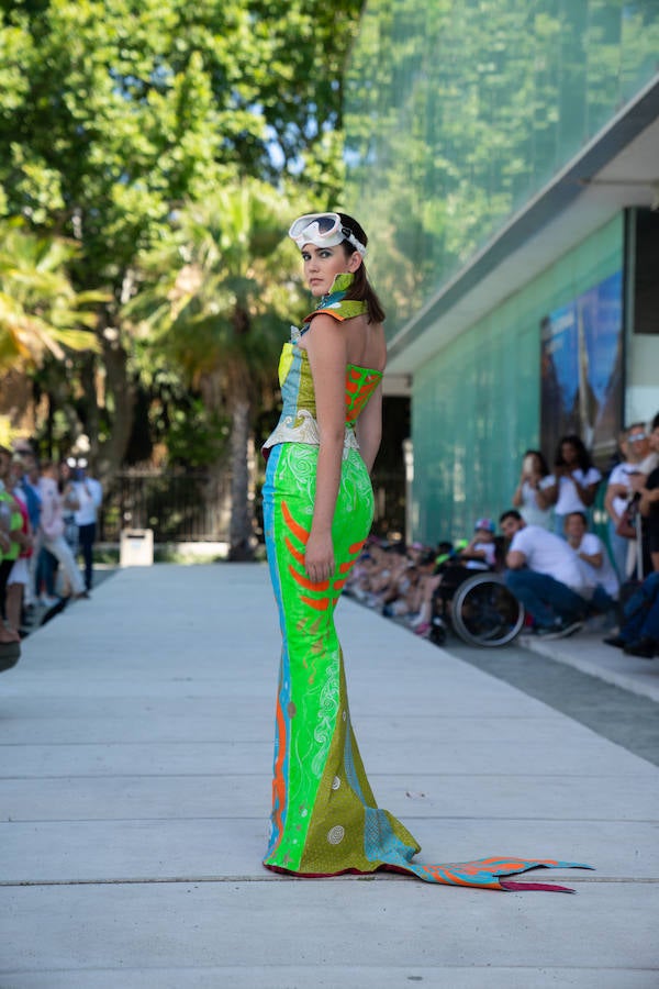 Uno de los laterales del Aula del Mar se ha convertido en una improvisada pasarela de moda por la que han desfilado una decena de creaciones impulsadas por Manu Fernández, presidente de Fashion Art, y el artista plástico submarino Alfonso Cruz