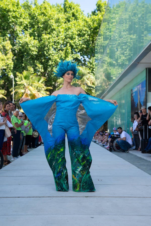 Uno de los laterales del Aula del Mar se ha convertido en una improvisada pasarela de moda por la que han desfilado una decena de creaciones impulsadas por Manu Fernández, presidente de Fashion Art, y el artista plástico submarino Alfonso Cruz