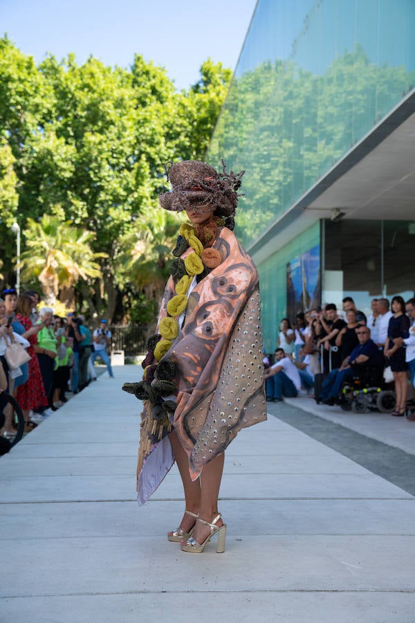 Uno de los laterales del Aula del Mar se ha convertido en una improvisada pasarela de moda por la que han desfilado una decena de creaciones impulsadas por Manu Fernández, presidente de Fashion Art, y el artista plástico submarino Alfonso Cruz