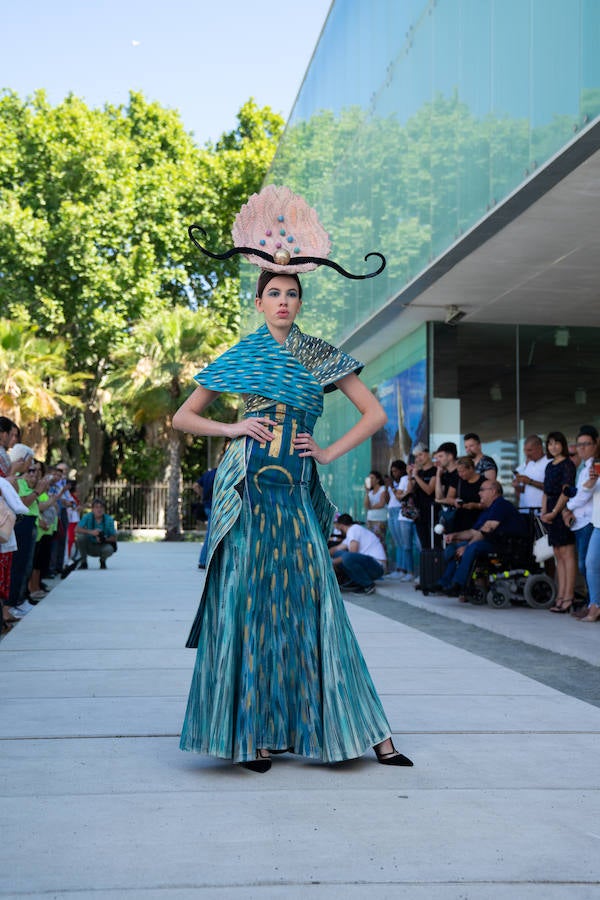 Uno de los laterales del Aula del Mar se ha convertido en una improvisada pasarela de moda por la que han desfilado una decena de creaciones impulsadas por Manu Fernández, presidente de Fashion Art, y el artista plástico submarino Alfonso Cruz