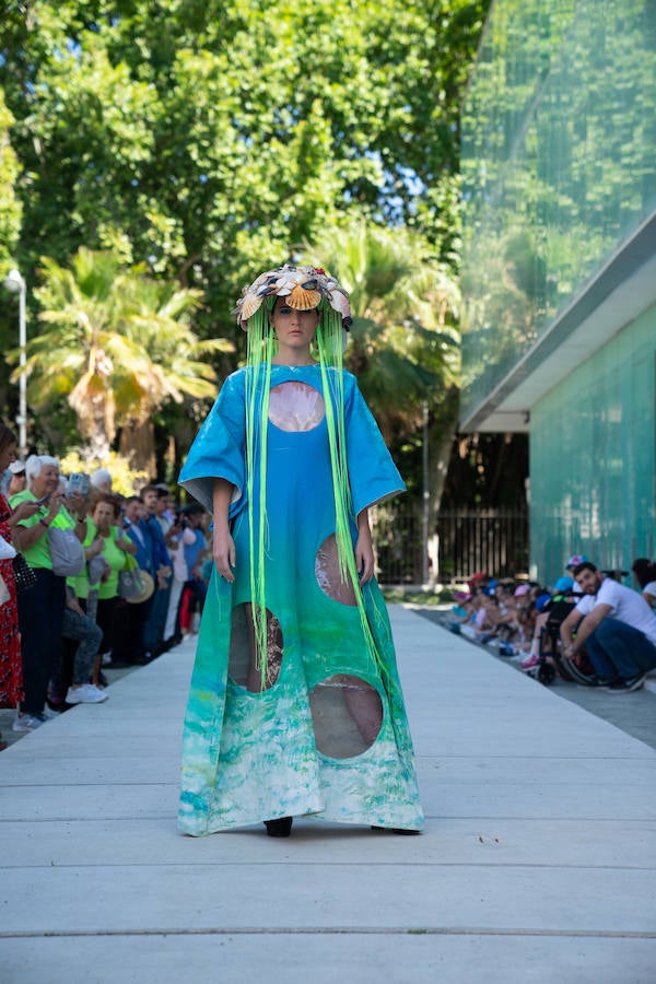 Uno de los laterales del Aula del Mar se ha convertido en una improvisada pasarela de moda por la que han desfilado una decena de creaciones impulsadas por Manu Fernández, presidente de Fashion Art, y el artista plástico submarino Alfonso Cruz