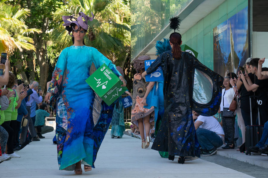 Uno de los laterales del Aula del Mar se ha convertido en una improvisada pasarela de moda por la que han desfilado una decena de creaciones impulsadas por Manu Fernández, presidente de Fashion Art, y el artista plástico submarino Alfonso Cruz