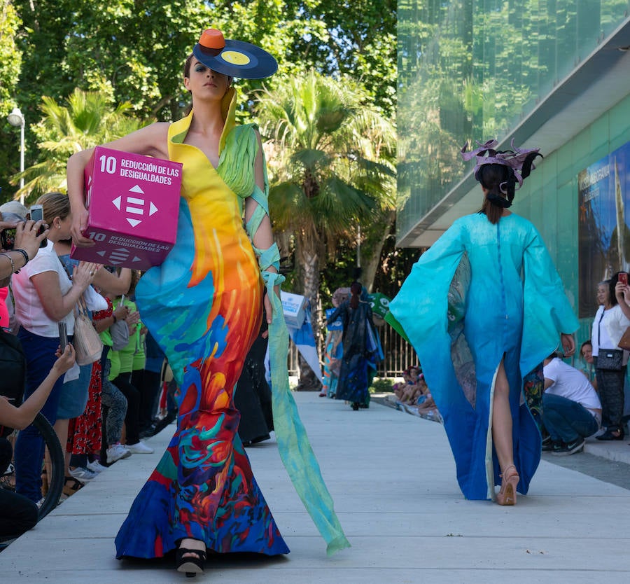 Uno de los laterales del Aula del Mar se ha convertido en una improvisada pasarela de moda por la que han desfilado una decena de creaciones impulsadas por Manu Fernández, presidente de Fashion Art, y el artista plástico submarino Alfonso Cruz