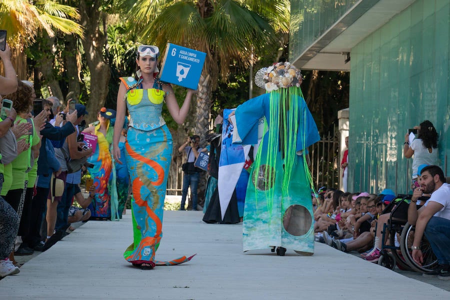 Uno de los laterales del Aula del Mar se ha convertido en una improvisada pasarela de moda por la que han desfilado una decena de creaciones impulsadas por Manu Fernández, presidente de Fashion Art, y el artista plástico submarino Alfonso Cruz