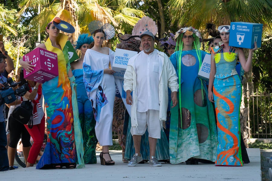 Uno de los laterales del Aula del Mar se ha convertido en una improvisada pasarela de moda por la que han desfilado una decena de creaciones impulsadas por Manu Fernández, presidente de Fashion Art, y el artista plástico submarino Alfonso Cruz