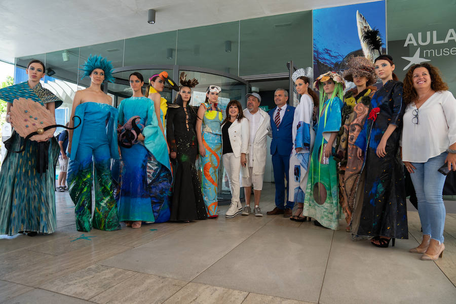 Uno de los laterales del Aula del Mar se ha convertido en una improvisada pasarela de moda por la que han desfilado una decena de creaciones impulsadas por Manu Fernández, presidente de Fashion Art, y el artista plástico submarino Alfonso Cruz