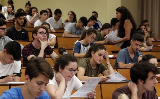 Estudiantes, en una de las aulas de la Facultad de Medicina, esta mañana. 