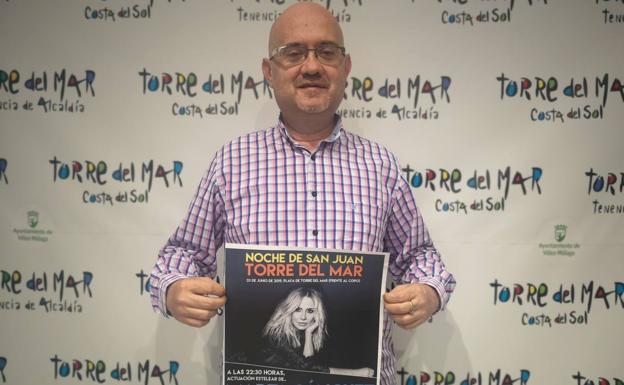 concejal de Turismo en funciones, Jesús Pérez Atencia, con el cartel