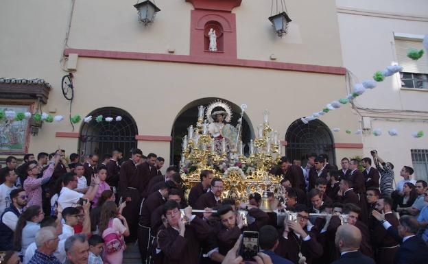 Salida procesional de la Divina Pastora de las Almas, titular del templo y patrona del barrio de Capuchinos. 