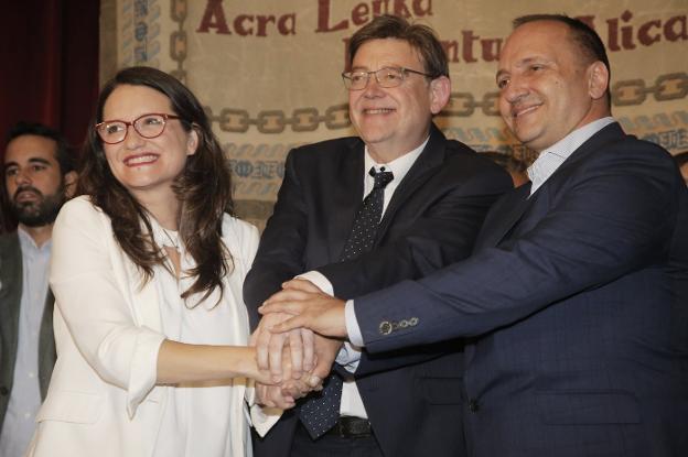 Oltra, Puig y Martínez Dalmau tras firmar ayer el acuerdo que permitirá reeditar el Gobierno de izquierda en la Comunidad Valenciana. :: e. p.