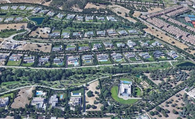 Imagen principal - La urbanización La Finca, en Pozuelo de Alarcón (Madrid), es la residencia de varios futbolistas de élite. Karim Benzemá.