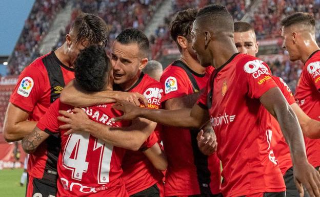 La celebración del gol del Mallorca anoche. 