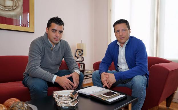 Manuel Ríos Sánchez en una imagen de archivo con el también popular Óscar Medina, de Torrox 