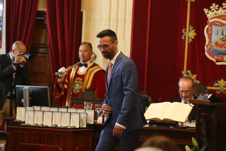 Francisco de la Torre ha sido reelegido alcalde de Málaga tras sumar 16 votos frente a los 15 del socialista Daniel Pérez. 