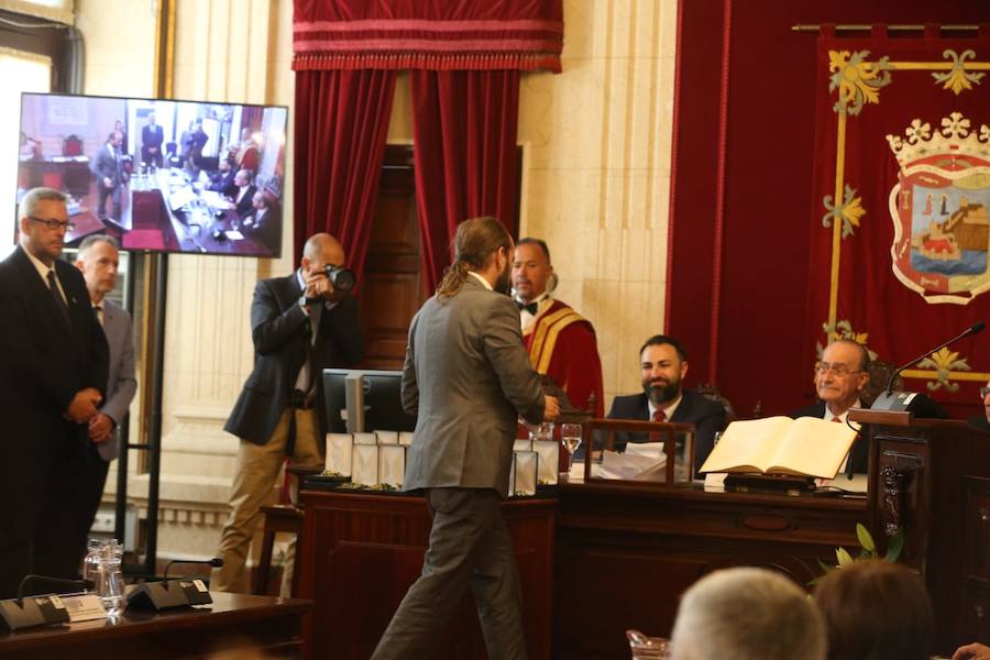 Francisco de la Torre ha sido reelegido alcalde de Málaga tras sumar 16 votos frente a los 15 del socialista Daniel Pérez. 