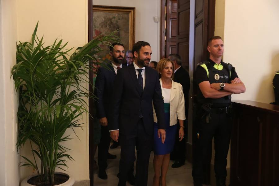 Francisco de la Torre ha sido reelegido alcalde de Málaga tras sumar 16 votos frente a los 15 del socialista Daniel Pérez. 