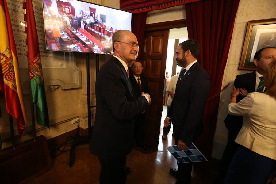 Francisco de la Torre ha sido reelegido alcalde de Málaga tras sumar 16 votos frente a los 15 del socialista Daniel Pérez. 