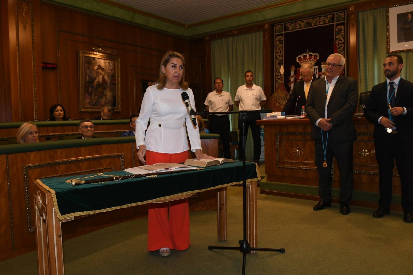 Así transcurrió el acto de la nueva configuración del ayuntamiento de Marbella donde Ángelez Muñoz fue reconocida como alcaldesa.