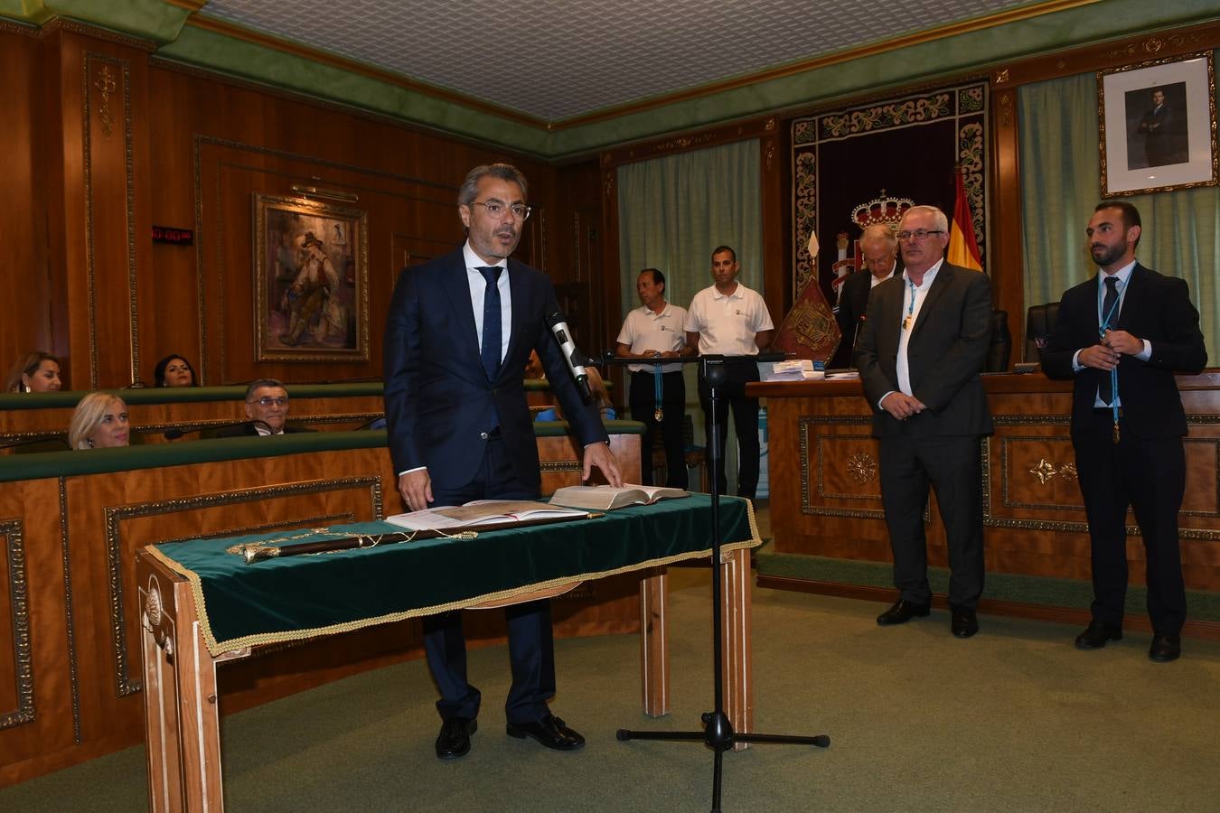 Así transcurrió el acto de la nueva configuración del ayuntamiento de Marbella donde Ángelez Muñoz fue reconocida como alcaldesa.