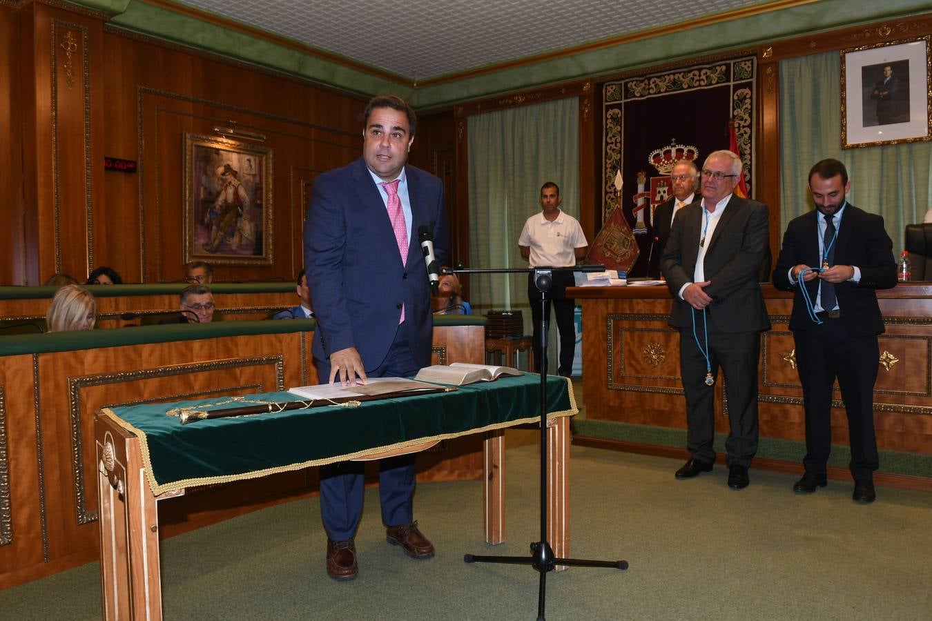 Así transcurrió el acto de la nueva configuración del ayuntamiento de Marbella donde Ángelez Muñoz fue reconocida como alcaldesa.