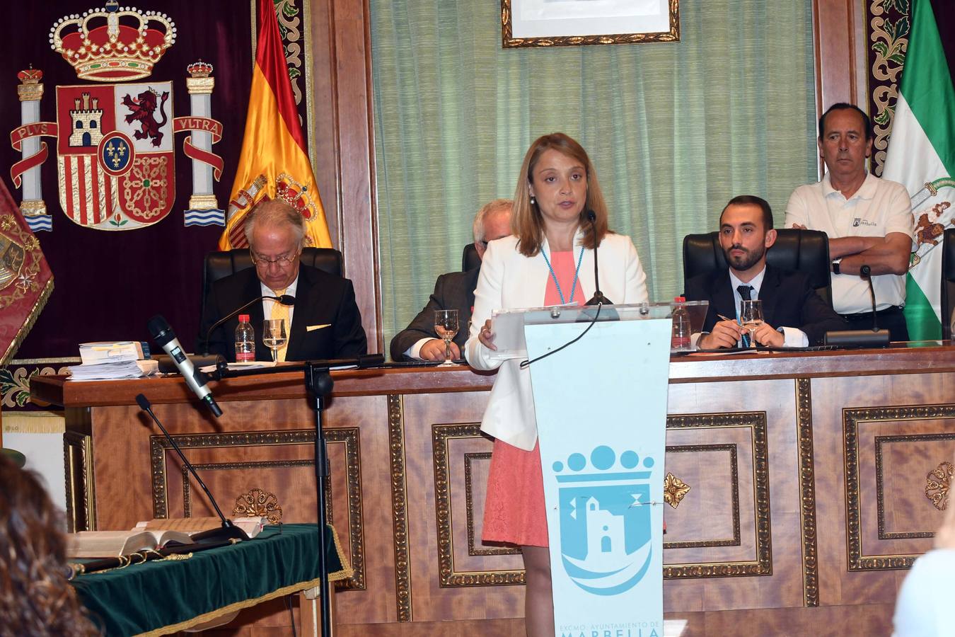 Así transcurrió el acto de la nueva configuración del ayuntamiento de Marbella donde Ángelez Muñoz fue reconocida como alcaldesa.