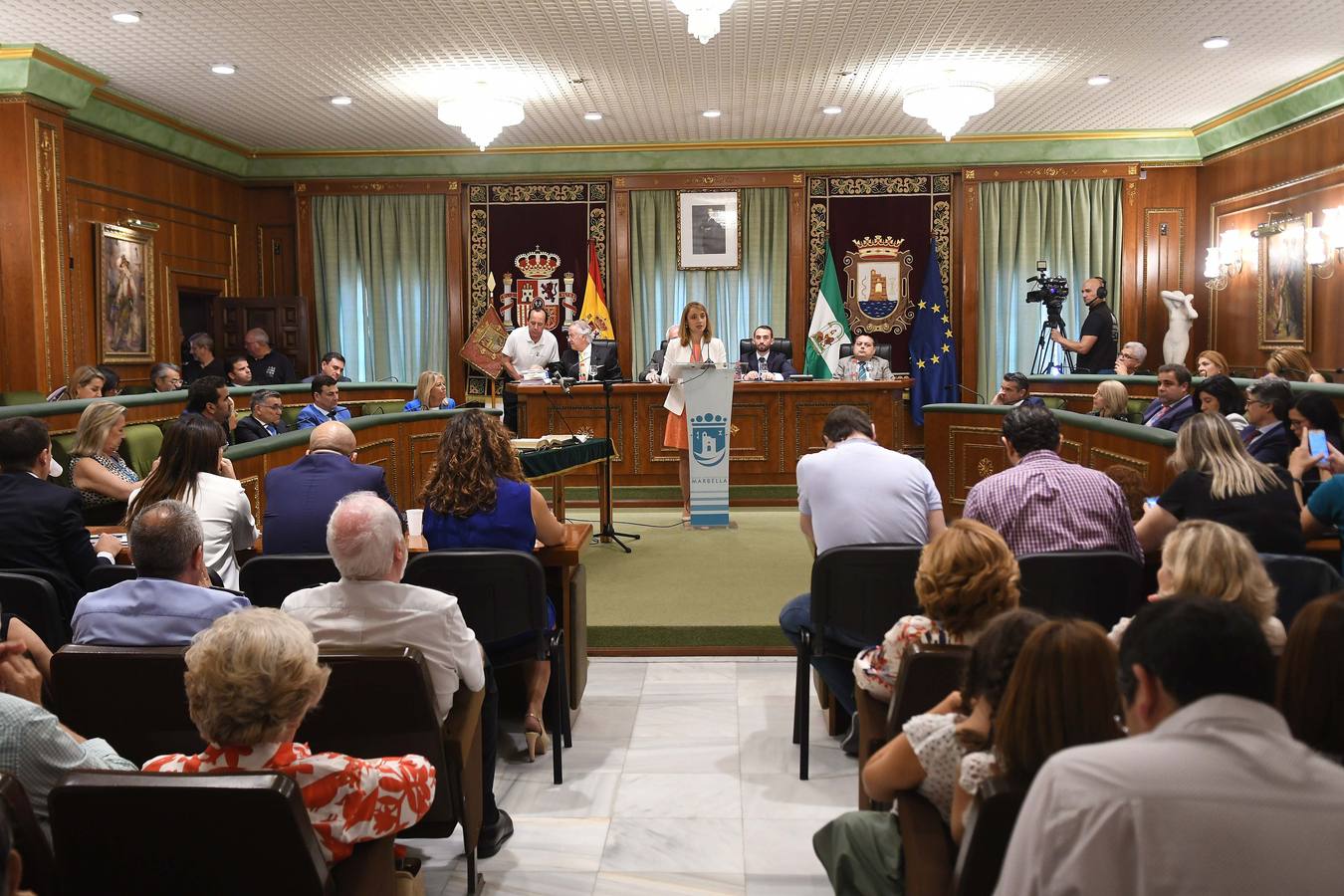 Así transcurrió el acto de la nueva configuración del ayuntamiento de Marbella donde Ángelez Muñoz fue reconocida como alcaldesa.