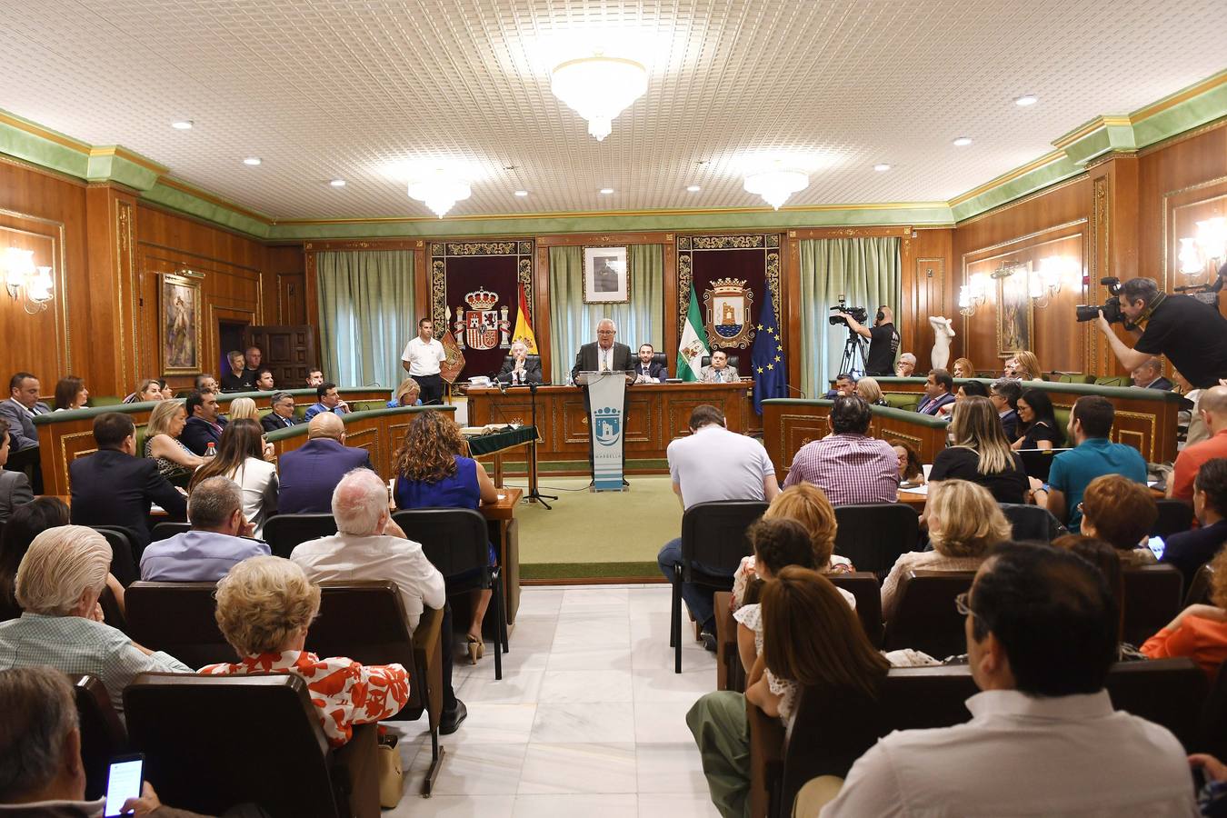 Así transcurrió el acto de la nueva configuración del ayuntamiento de Marbella donde Ángelez Muñoz fue reconocida como alcaldesa.