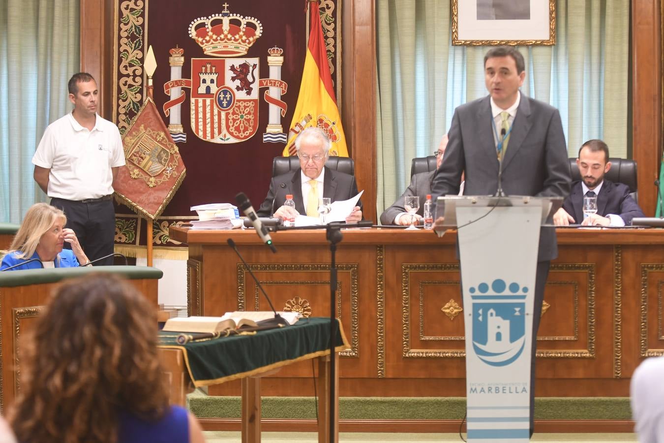 Así transcurrió el acto de la nueva configuración del ayuntamiento de Marbella donde Ángelez Muñoz fue reconocida como alcaldesa.