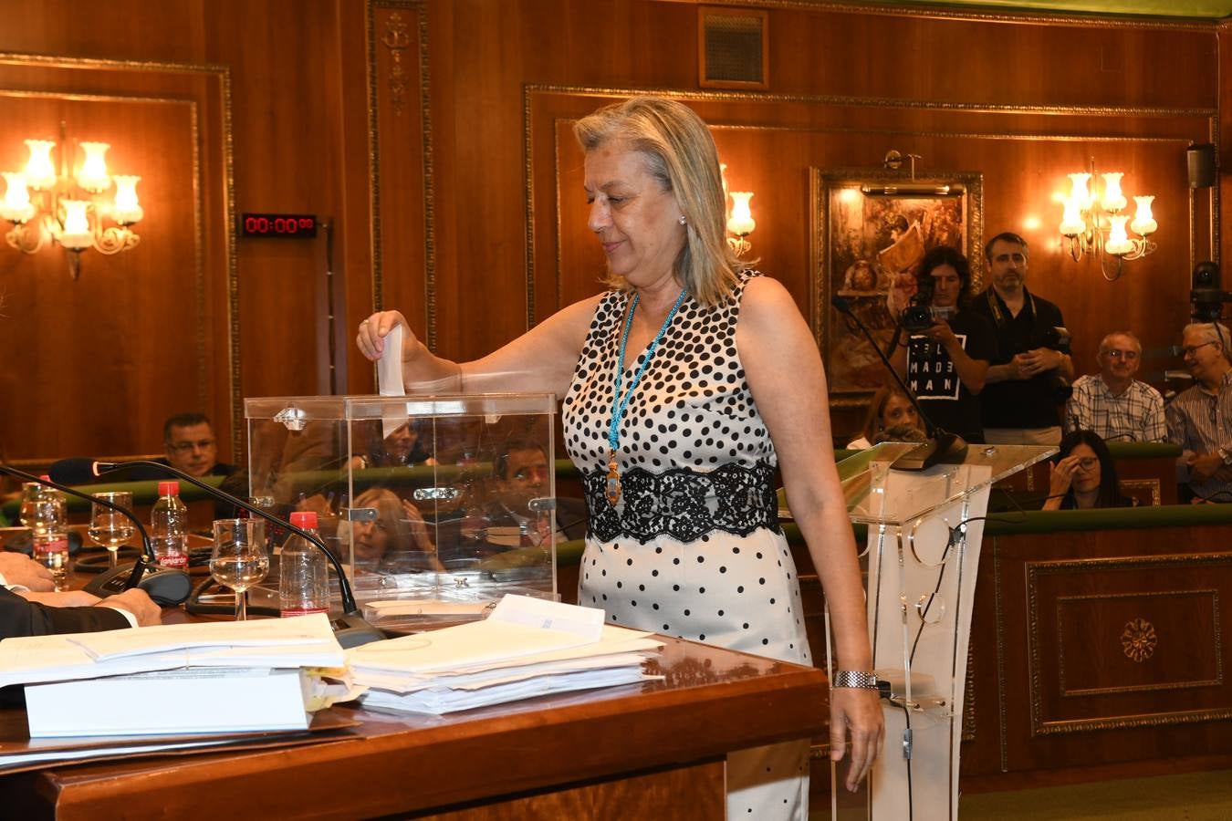 Así transcurrió el acto de la nueva configuración del ayuntamiento de Marbella donde Ángelez Muñoz fue reconocida como alcaldesa.