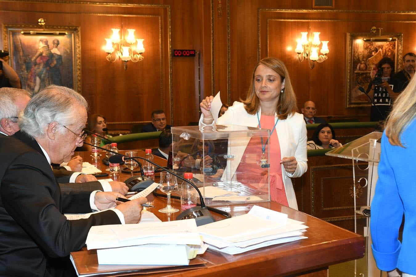 Así transcurrió el acto de la nueva configuración del ayuntamiento de Marbella donde Ángelez Muñoz fue reconocida como alcaldesa.