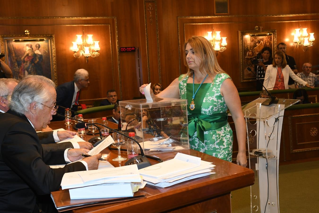 Así transcurrió el acto de la nueva configuración del ayuntamiento de Marbella donde Ángelez Muñoz fue reconocida como alcaldesa.