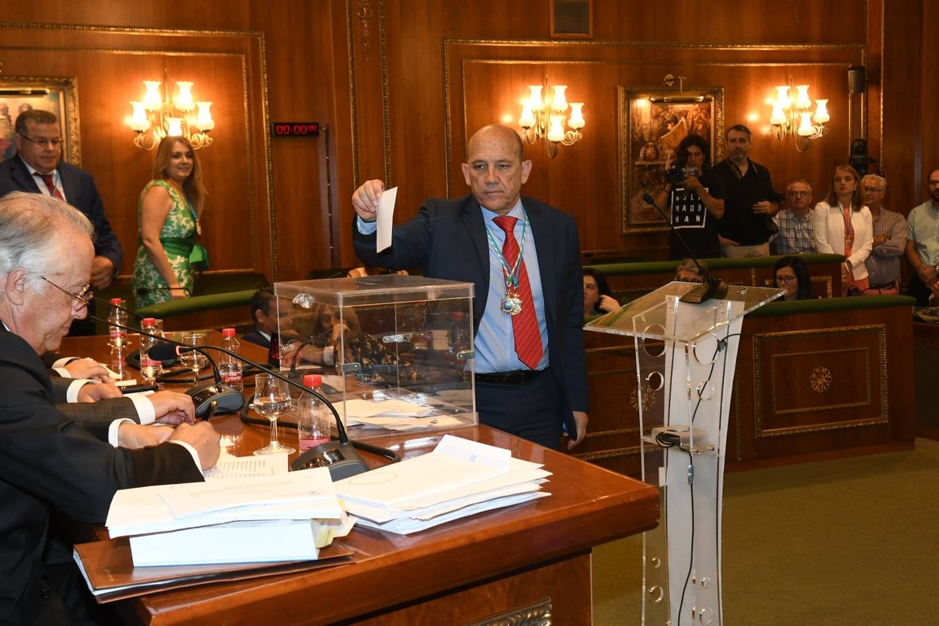 Así transcurrió el acto de la nueva configuración del ayuntamiento de Marbella donde Ángelez Muñoz fue reconocida como alcaldesa.