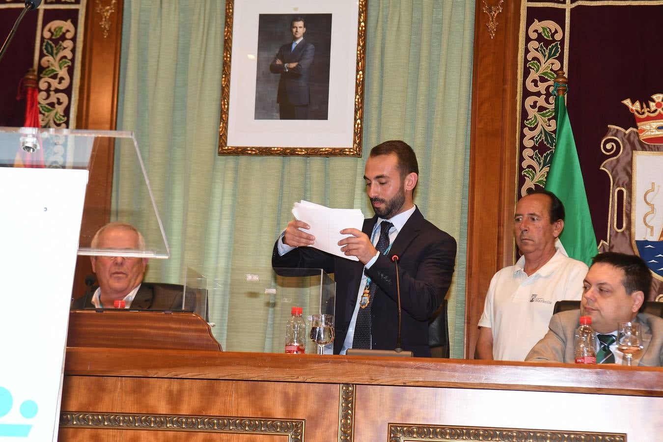 Así transcurrió el acto de la nueva configuración del ayuntamiento de Marbella donde Ángelez Muñoz fue reconocida como alcaldesa.