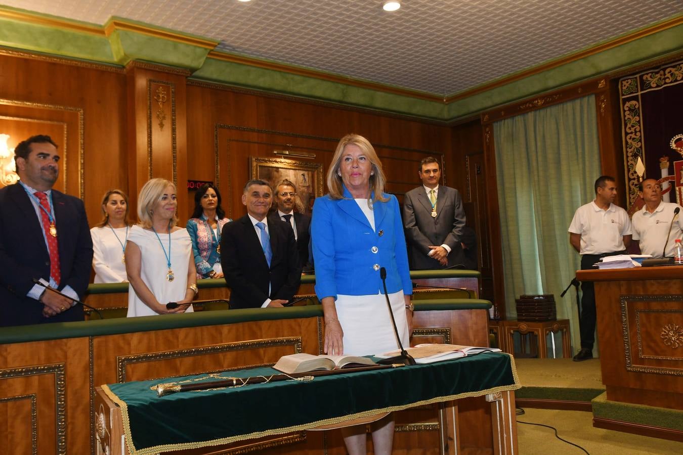 Así transcurrió el acto de la nueva configuración del ayuntamiento de Marbella donde Ángelez Muñoz fue reconocida como alcaldesa.