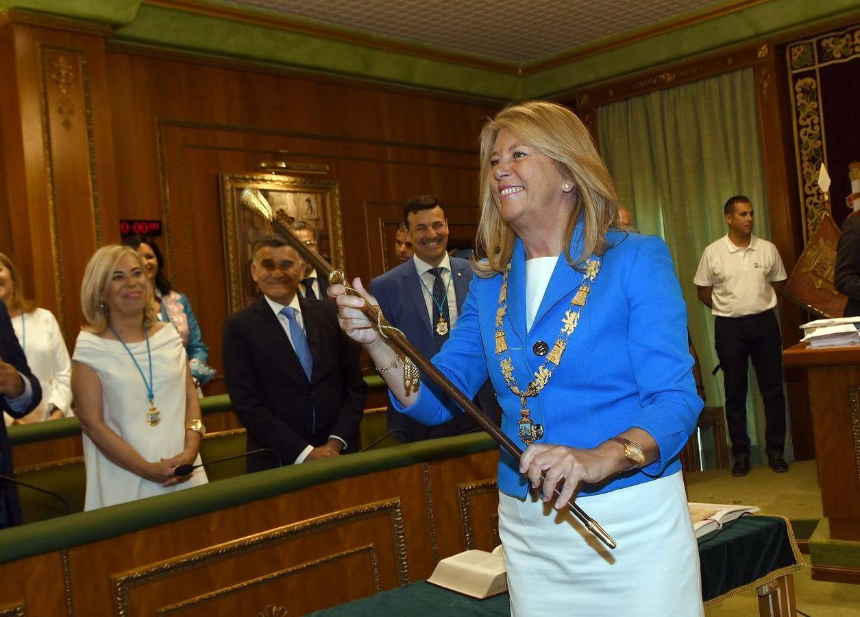 Así transcurrió el acto de la nueva configuración del ayuntamiento de Marbella donde Ángelez Muñoz fue reconocida como alcaldesa.