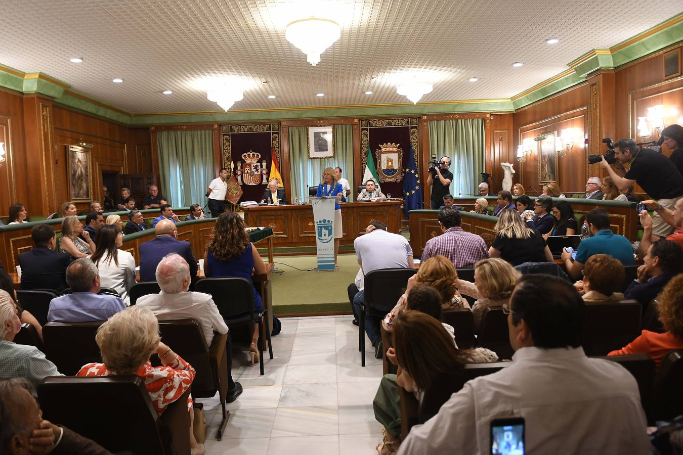 Así transcurrió el acto de la nueva configuración del ayuntamiento de Marbella donde Ángelez Muñoz fue reconocida como alcaldesa.