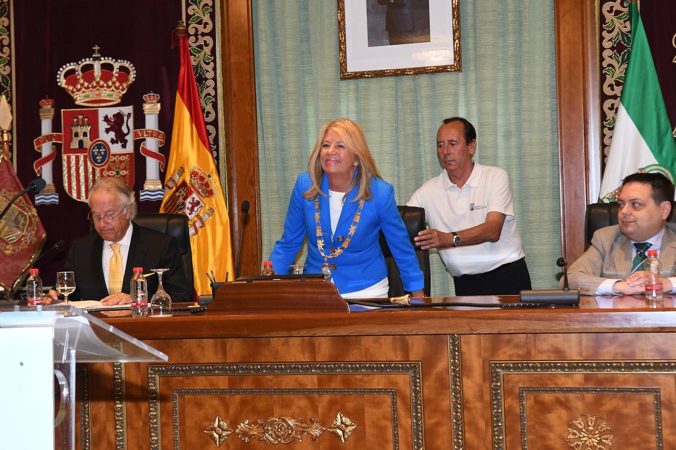 Así transcurrió el acto de la nueva configuración del ayuntamiento de Marbella donde Ángelez Muñoz fue reconocida como alcaldesa.