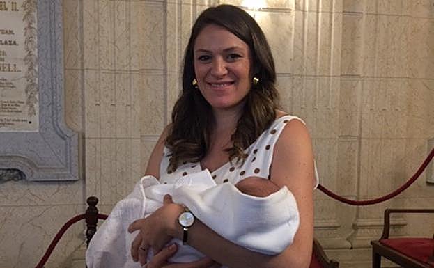 La invitada más joven, el bebé de Marino Ruiz Araujo, Adriana Ruiz González, con su madre Marta González.