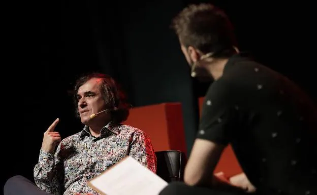 Carlos Pragner escucha a Mircea Cartarescu durante su conversación en La Noche de los Libros. 