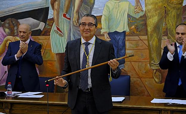 Francisco Salado, con la vara de mando, este sábado en el Ayuntamiento rinconero.